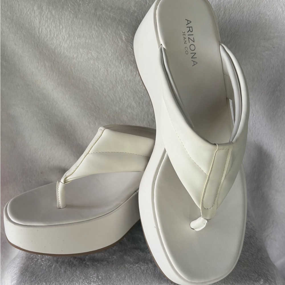 NWT Arizona Jean Company Women's White Padded Thong Sandals - Picture 2 of 3